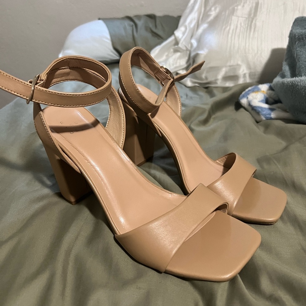 brand new beige/nude heels size 9W